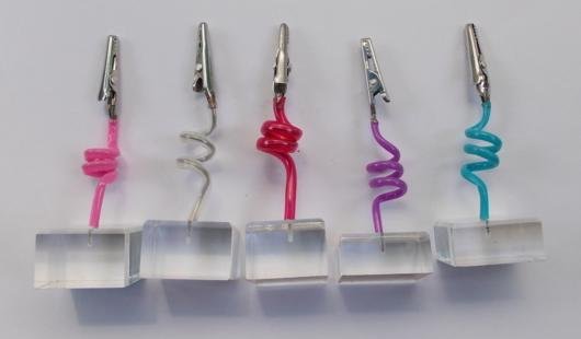 Kẹp giấy quảng cáo có đế mica dán cố định